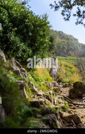 Wandern entlang der sonnigen amalfiküste in Italien Stockfoto