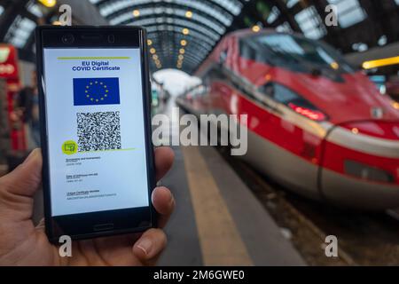 Frau zeigt auf dem Smartphone das EU Digital Covid Zertifikat. Stockfoto