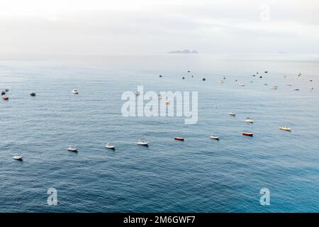 Ruhiger Morgen an der Amalfiküste mit vielen kleinen Booten Stockfoto