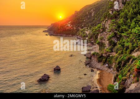 Der Sonnenuntergang am Myrtiotissa-Strand der Insel Korfu, Griechenland Stockfoto