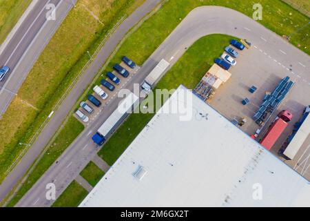 Draufsicht der Gruppe eines großen modernen Industrielagers Stockfoto