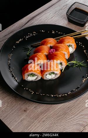 philadelphia Sushi Rolle auf einem Teller. asiatische Speisekarte Stockfoto