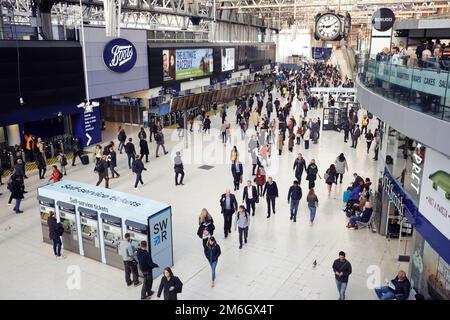 Reisende gehen durch die Halle des Bahnhofs Waterloo Stockfoto