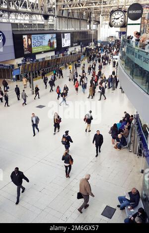 Reisende gehen durch die Halle des Bahnhofs Waterloo Stockfoto