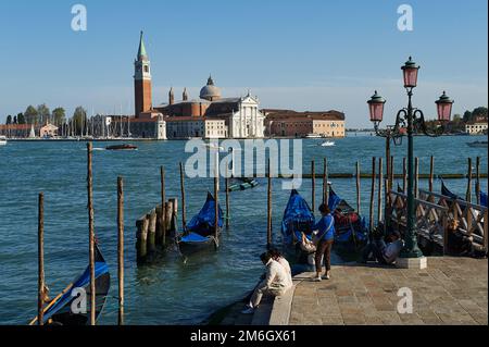 Blick auf San Giorgio Maggiore von der Anlegestelle für Gondolas vor dem Palazzo Ducale in Venedig, Italien Stockfoto