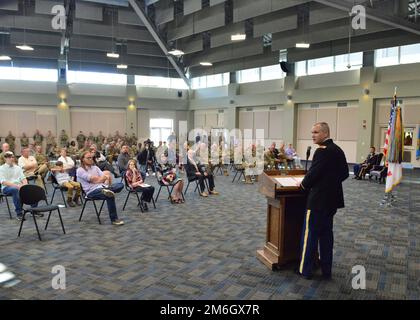 Chief Warrant Officer 5 Mark A. Joiner, Georgia Army National Guard, spricht während seiner Beförderungszeremonie am 28. April 2022 im Clay National Guard Center in Marietta, Georgia, in einer voll besetzten Bohrhalle Die Beförderungszeremonie des Chief Warrant Officer 5 Joiner fand vor seiner Übernahme der Verantwortung als Chief Warrant Officer der Staatsanwaltschaft statt ARNG. Stockfoto