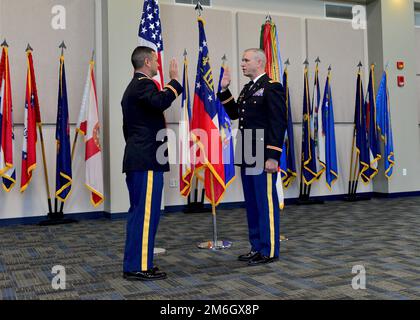Chief Warrant Officer 5 Mark A. Joiner, Georgia Army National Guard, rezitiert sein Eid während seiner Beförderungszeremonie am 28. April 2022 im Clay National Guard Center in Marietta, Georgia Die Beförderungszeremonie des Chief Warrant Officer 5 Joiner erfolgte vor seiner Übernahme der Verantwortung als Chief Warrant Officer der Staatsanwaltschaft ARNG. Stockfoto