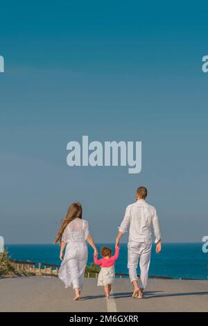 Familienreisende, die im Sommer Spaß an den Stränden haben Stockfoto