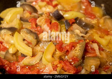 Köstlicher saftiger, heißer Gemüseeintopf. Ratatouille wird in der Pfanne gekocht Stockfoto