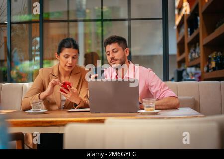 Das Geschäftspaar hat an einem sonnigen Tag Spaß, nachdem es das Problem eines Projekts erfolgreich gelöst hat Stockfoto