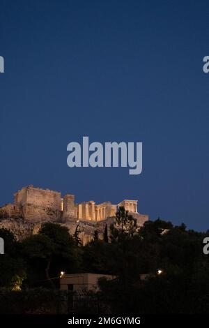 Die Akropolis von Athen, Athen, Griechenland, in der Abenddämmerung, vom Areopagus-Hügel aus gesehen. Stockfoto