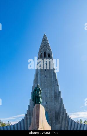 Wunderschöne Stadt Reykjavik in Island Hallgrimskirkja Kirche, europäische Straße, Regenbogenstraße, Kanal Stockfoto