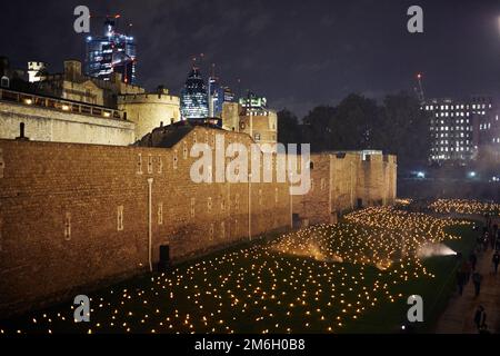 Lichter werden auf dem Gelände des Tower of London ausgestellt, um den Remembrance Day in London zu feiern Stockfoto