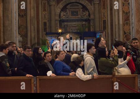 03. Januar 2023 - Petersdom, Vatikan: Ausstellung der sterblichen Überreste von Papst Emeritus. Der ehemalige Papst Benedikt XVI. Ist im Alter von 95 Jahren gestorben, fast ein Jahrzehnt nachdem er der erste Pontifex wurde, der seit sechs Jahrhunderten zurückgetreten ist © Andrea Sabbadini Stockfoto