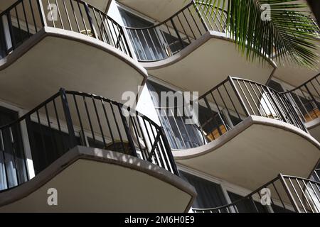 Kleine Balkons mit Palmenfront auf tropischen Apartments, Hotel oder Resort Stockfoto