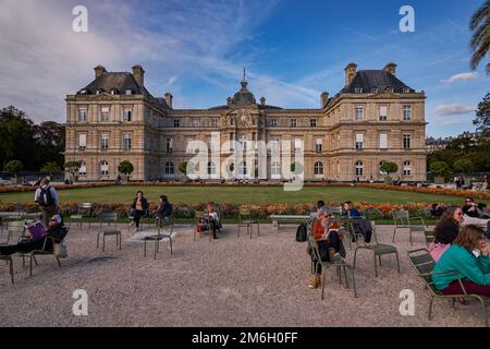Der Palazzo Luxembourg im Jardin du Luxembourg oder der Jardin du Luxembourg in Paris, Frankreich. Der Palast Luxemburg wurde ursprünglich erbaut Stockfoto