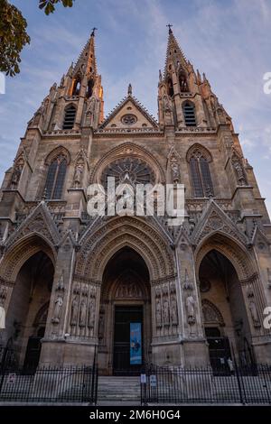 Vorderfassade mit Blick auf die neogotische Basilika Saint Clotilde in den alten Straßen im Stadtzentrum von Paris, Frankreich Stockfoto