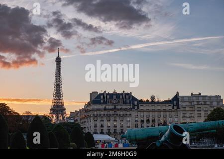 Autoverkehr bei Sonnenuntergang mit Blick auf den Eiffelturm in Paris, Frankreich Stockfoto
