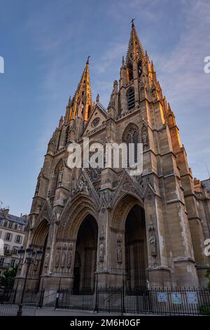 Vorderfassade mit Blick auf die neogotische Basilika Saint Clotilde in den alten Straßen im Stadtzentrum von Paris, Frankreich Stockfoto