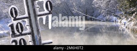 Thermometer zeigt kalte Temperaturen und Eiszapfen im Winter an Stockfoto