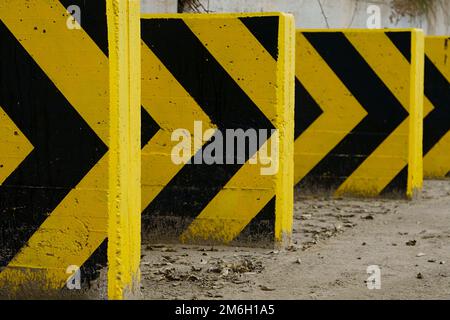 Schwarze und gelbe Betonpfeile Stockfoto