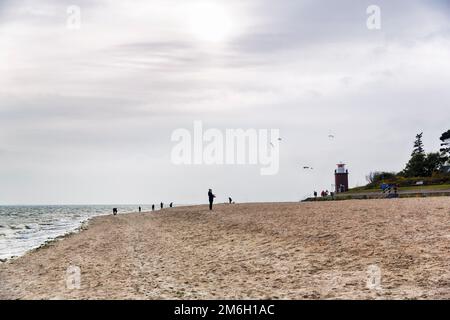 Kinderwagen am Südstrand im Herbst, Leuchtturm Olhoern, Backlight, Wyk auf Foehr, Insel Foehr, Nordfriesien, Nordsee, Schleswig-Holstein Stockfoto