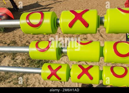 Pädagogisches Logikspiel für Kinder Tic-tac-Toe, DRAUSSEN AUF DEM SPIELPLATZ Stockfoto