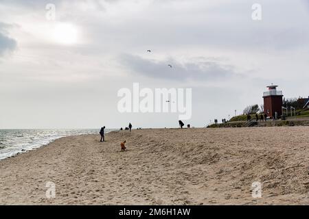 Kinderwagen am Südstrand im Herbst, Leuchtturm Olhörn, Backlight, Wyk auf Föhr, Insel Föhr, Nordfriesien, Nordsee, Schleswig-Holstein, Deutschland, Stockfoto