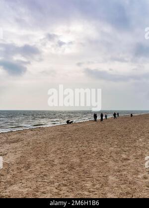 Kinderwagen am Südstrand im Herbst, Hintergrundbeleuchtung, Wyk auf Foehr, Insel Foehr, Nordfriesien, Nordsee, Schleswig-Holstein, Deutschland Stockfoto