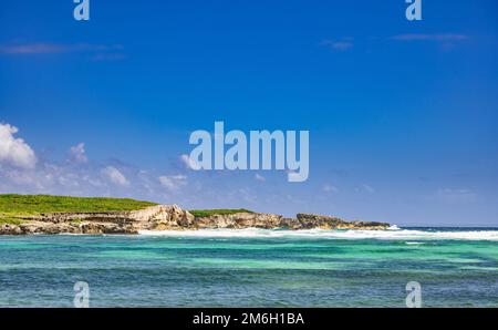 Unbewohnte Insel in der karibik und im atlantik an der Grenze Stockfoto