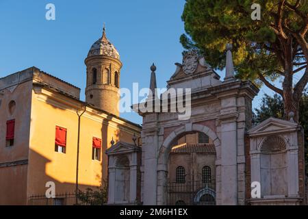 Eintritt in die berühmte Basilika San Vitale im Zentrum von Ravenna, Emilia-Romagna, Italien. Stockfoto