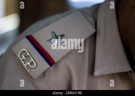 Ein Polizist aus Indianergujarat wurde als Eventdienst eingesetzt, um sich in Uniform um die Sicherheit der Menschenmenge zu kümmern Stockfoto