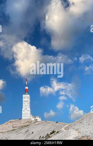 Wetterstationsturm auf dem Gipfel des Mont Ventoux, Vaucluse, Provence-Alpes-Cote d'Azur, Südfrankreich, Frankreich Stockfoto