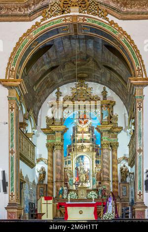 Altar im Inneren der historischen und berühmten Kirche unseres Herrn von Bomfim Stockfoto