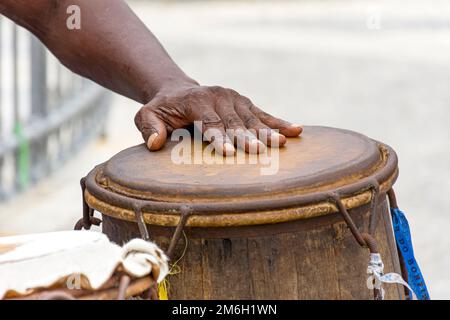 Perkussionist spielt rudimentäre Atabaque während des afro-brasilianischen Capoeira-Kampfes Stockfoto