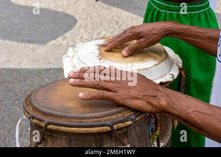 Schlagzeuger spielen eine rudimentäre atabaque während afro-brasilianische kulturelle Manifestation Stockfoto