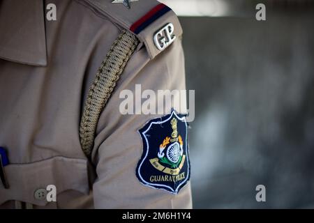 Ein Polizist aus Indianergujarat wurde als Eventdienst eingesetzt, um sich in Uniform um die Sicherheit der Menschenmenge zu kümmern Stockfoto