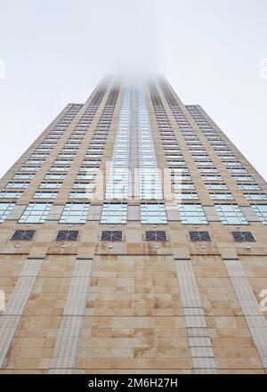 Das Four Seasons Hotel Gebäude ist von unten zu sehen, da es an einem grauen Tag im Winter in einer nebeligen Wolke verschwindet Stockfoto