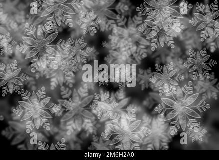 Digital erzeugter hochauflösender silberner Hintergrund mit funkelnden Schneeflocken Stockfoto