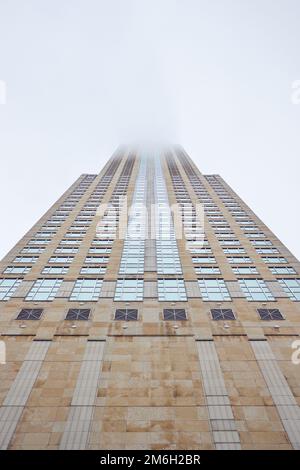 Das Four Seasons Hotel Gebäude ist von unten zu sehen, da es an einem grauen Tag im Winter in einer nebeligen Wolke verschwindet Stockfoto