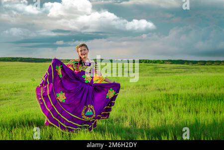 Junge Nicaraguanerin in traditionellem Volkstracht auf dem Feld, Portrait des nicaraguanischen Mädchens in traditionellem Volkstramm auf dem Feld Stockfoto