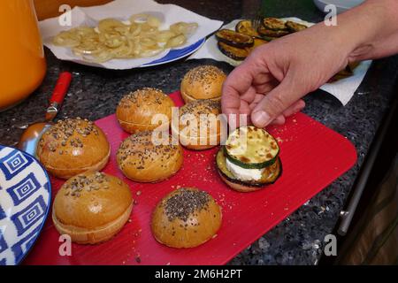 Schwäbische Küche, Zubereitung von Dampfnudelburgern, herzhaftes, salziges Hefe-Gebäck mit Gemüse, gebratene Zucchini-Scheibe, Hefe-Hefeteig Stockfoto