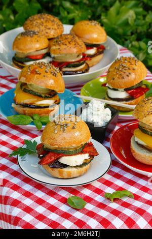 Schwäbische Küche, Dampfnudelburger, herzhaftes, salziges Gebäck mit Zucchini, Mozzarella, rote Paprika, Auberginen, Gemüse Stockfoto