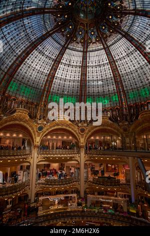 Innenraum der Galeries Lafayette in Paris. Der Architekt Georges Chedanne entwarf das luxuriöse Kaufhaus mit einem wunderschönen Art N Stockfoto