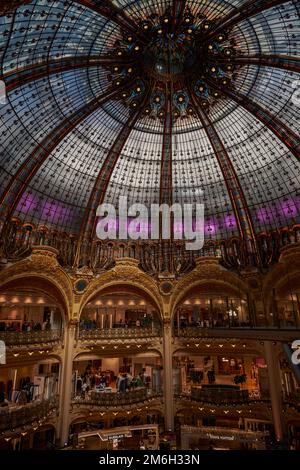 Innenraum der Galeries Lafayette in Paris. Der Architekt Georges Chedanne entwarf das luxuriöse Kaufhaus mit einem wunderschönen Art N Stockfoto