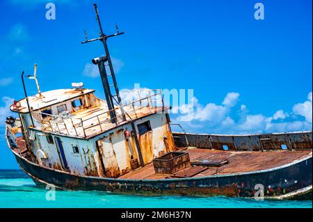 Altes verlassenes Schiff auf Grund Stockfoto