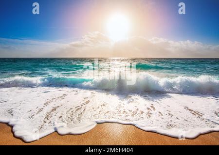 Wunderschöner Sandstrand und große Wellen Stockfoto