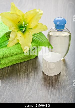 Flasche Handtuch Blume und Baumwoll-pads Stockfoto