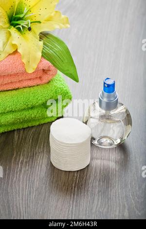 Flasche Handtücher Blume und Baumwoll-Pads auf hölzernen Hintergrund Stockfoto