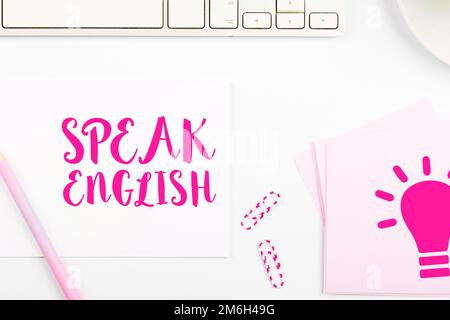 Die konzeptionelle Darstellung spricht Englisch. Business Concept Study eine weitere Fremdsprache Online verbale Kurse Stockfoto